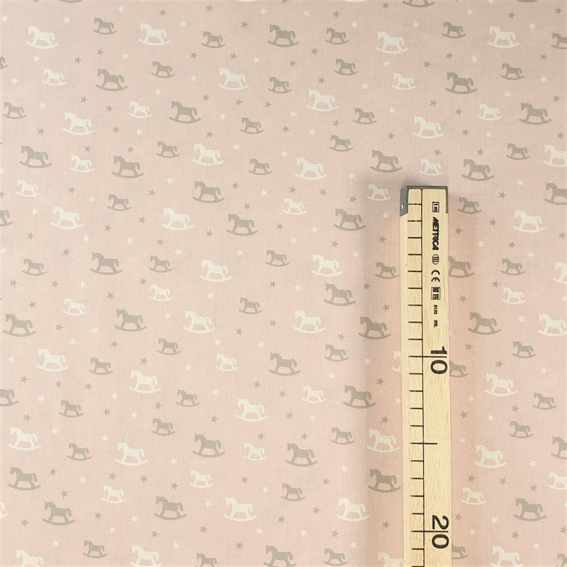 Coton Enfant - CHEVAUX À BASCULE FOND ROSE - coupe minimum ou multiples de 25 x 290 cm