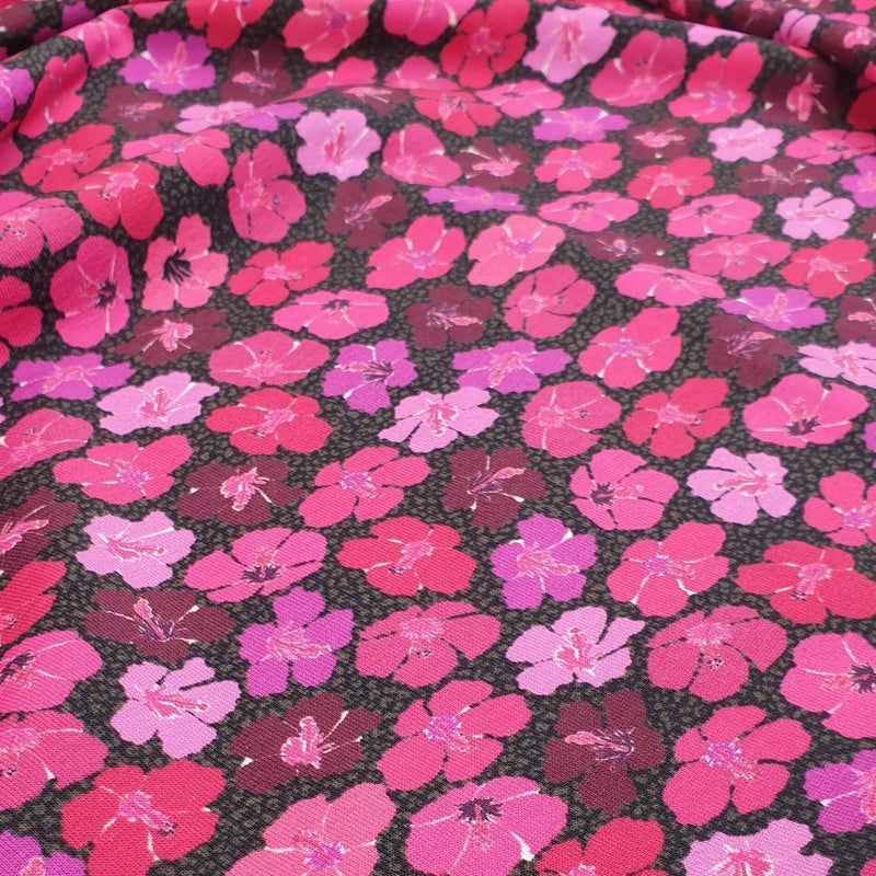 Digitaler Baumwolljersey – FUCHSIA BLUMEN AUF SCHWARZEM HINTERGRUND – Mindestzuschnitt oder Vielfaches von 25 x 160 cm