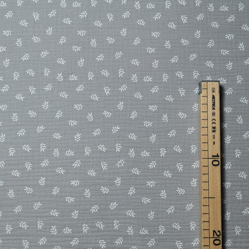 Mousseline imprimée - FEUILLES/GRIS - coupe minimum ou multiples de 25 x 140 cm